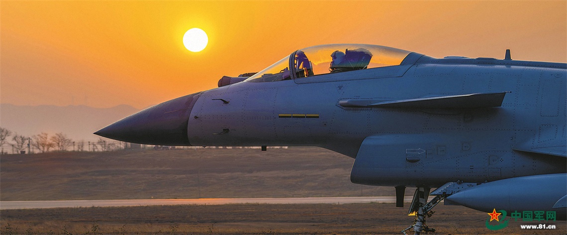 空军航空兵某旅严练实打组织跨昼夜实弹射击训练